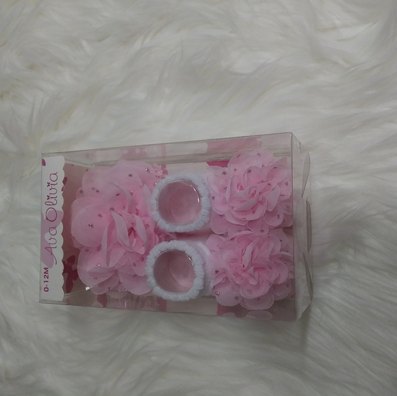 Baby Girl Accessories Set with Socks and Headwrap - Picture 2 of 4